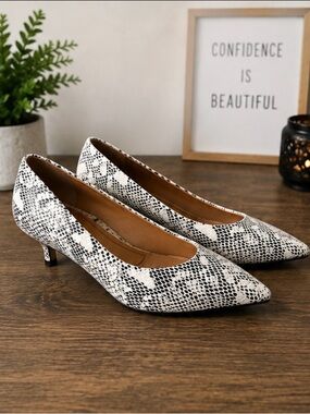 Vionic Snakeskin Pointed Toe Kitten Heel Pumps – Women’s Size 9